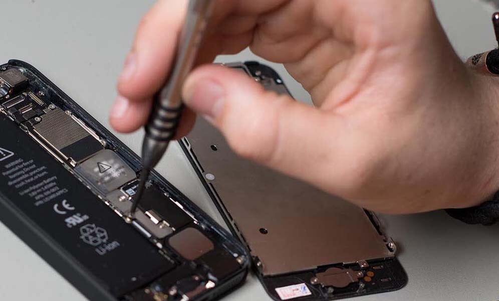 Ремонт iPhone: чому не варто виконувати самостійно і потрібно звернутися до професіоналів (фото) Ремонт iPhone: чому не варто виконувати самостійно і потрібно звернутися до професіоналів