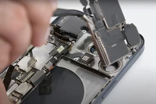 Вони розбирають iPhone 15 Pro Max і виявляють всередині велику проблему, якої ми вже боялися
