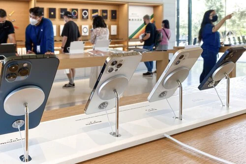 iPhone 14 украден из китайского Apple Store самым причудливым способом, который только можно себе представить. (фото) iPhone 14 украден из китайского Apple Store самым причудливым способом, который только можно себе представить.