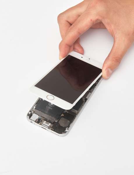 Как заменяют стекло на iPhone, а дисплей оставляют целым