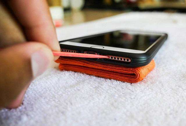 Як потрібно чистити нижній динамік iPhone? - icoola.ua