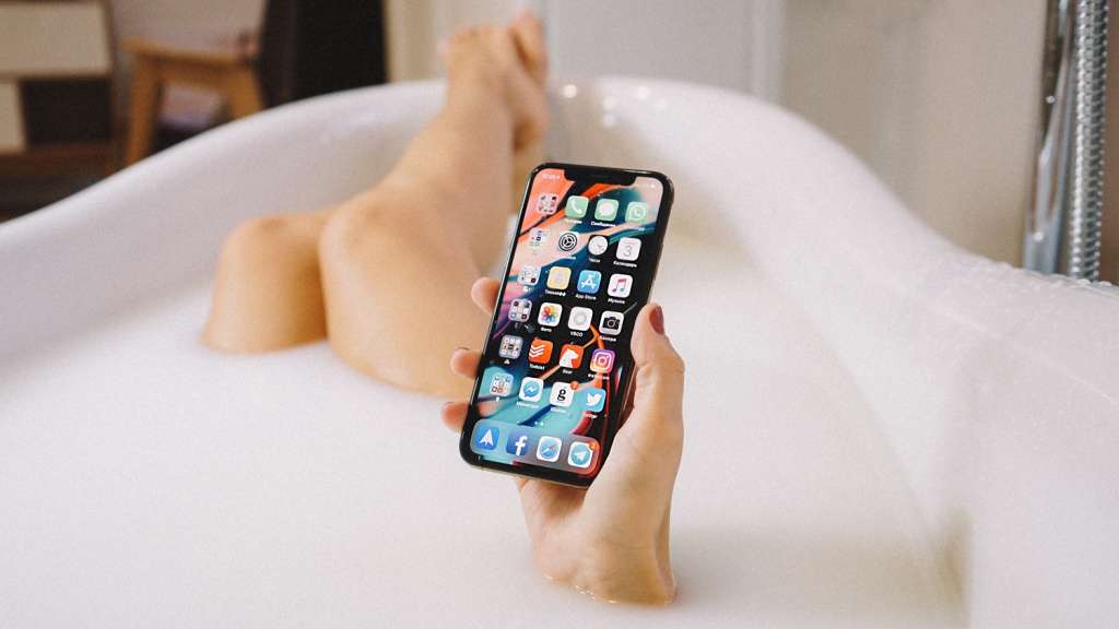айфон у ванній