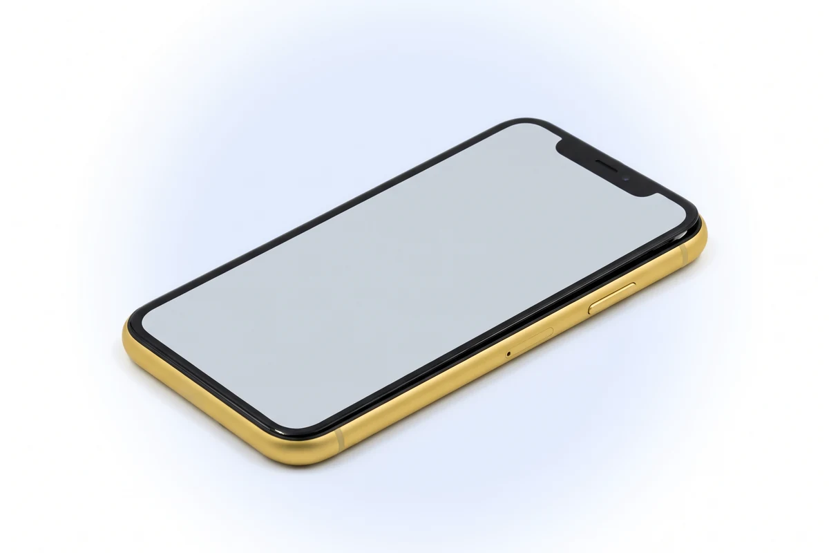 Восстановление герметичности iPhone XR: желтый телефон с щелью между экраном и рамой