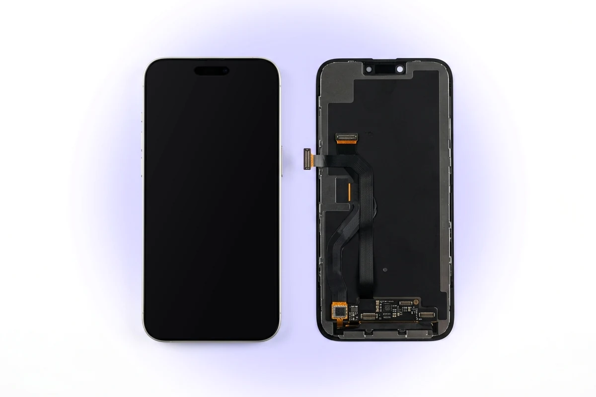 Замена дисплея iPhone 16 Pro Max с гарантией 1 год: телефон с новым экраном и оригинальный OLED-модуль рядом