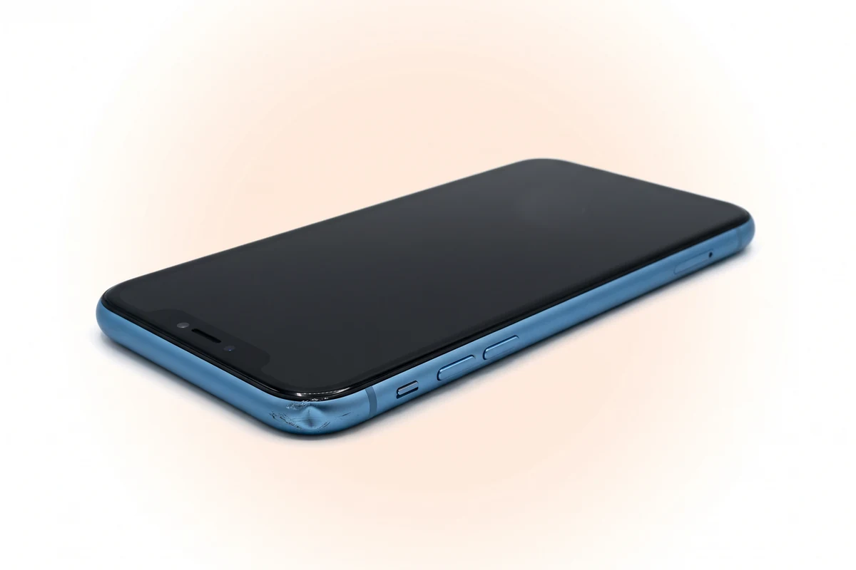 Вмятина на углу матовой синей алюминиевой рамы iPhone XR после падения