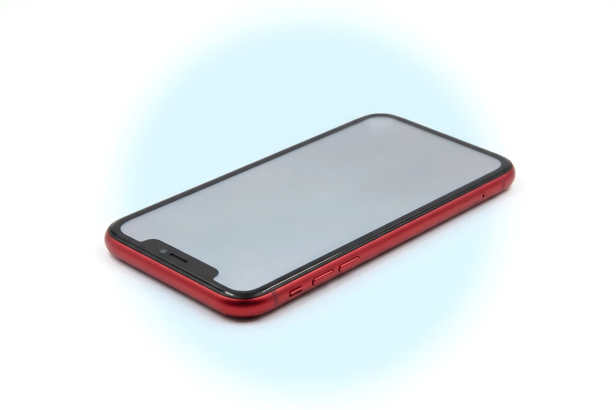Восстановление фронтальной камеры iPhone XR: красный телефон, вырез с окошком селфи-камеры