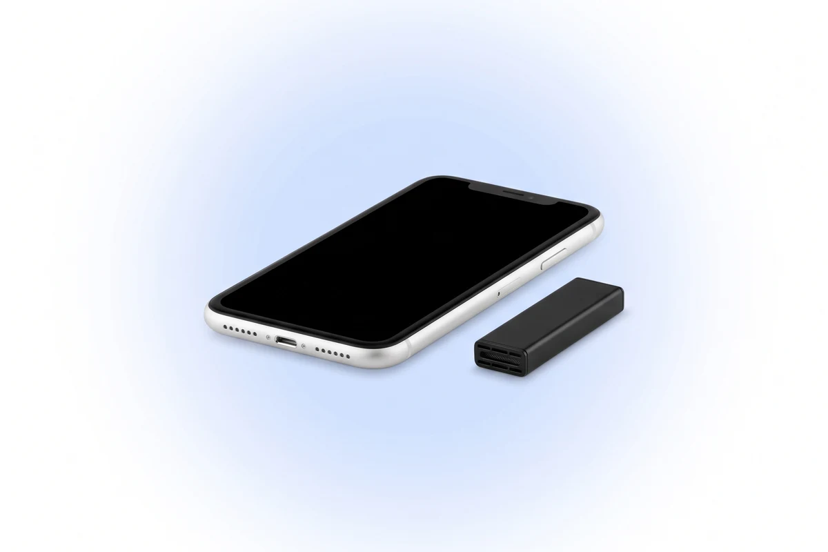 Замена нижнего динамика iPhone XR: белый телефон нижним торцом к зрителю и новый динамик рядом