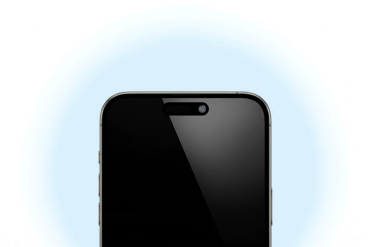 Крупный план Dynamic Island iPhone 16 Pro Max: конденсат и следы солей в объективе фронтальной камеры
