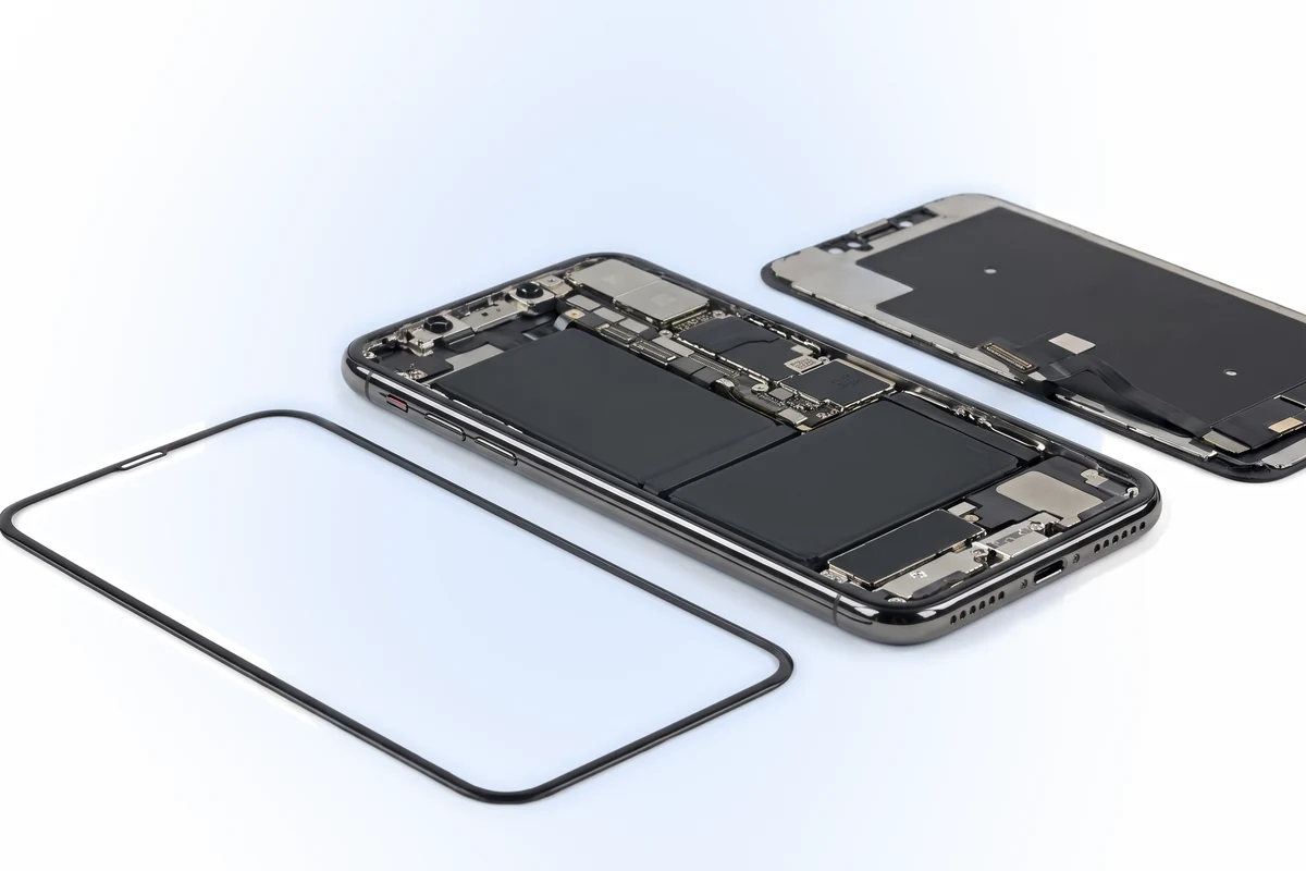 Відновлення герметичності iPhone X: розкритий телефон, знятий дисплей і нова проклейка-рамка поруч