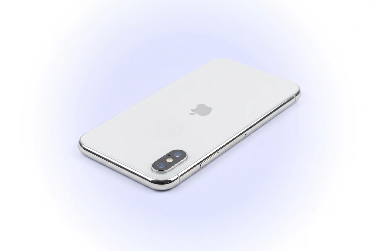 Виступ подвійної камери срібного iPhone X із дрібними пилинками під склом нижнього об'єктива