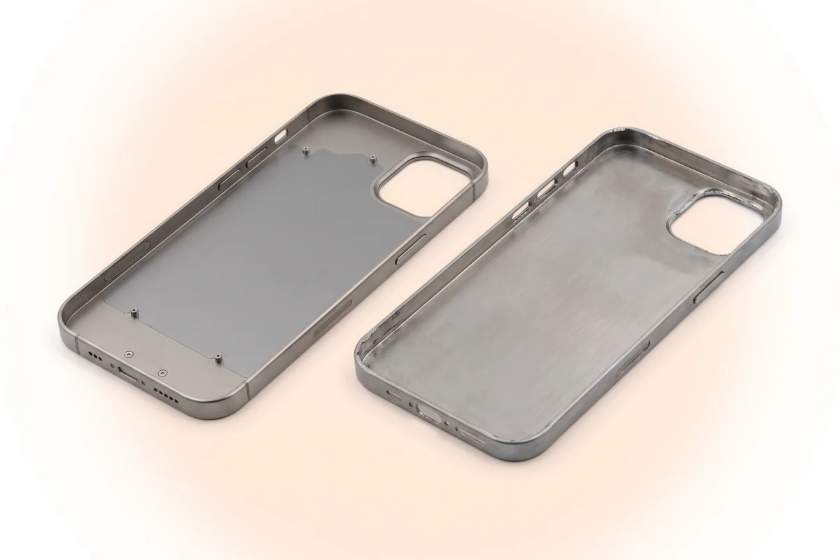 Оригинальный титановый корпус iPhone 16 Pro Max и копия с неровными вырезами рядом